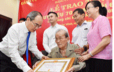 Trao Huy hiệu 70 năm tuổi Đảng tặng Viện sĩ, Tiến sĩ Nguyễn Duy Cương