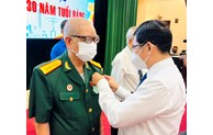 Quận Tân Phú: Trao Huy hiệu Đảng cho 80 đảng viên