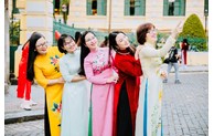 Người dân TP Hồ Chí Minh xúng xính áo dài du xuân