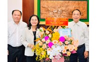 Đồng chí Nguyễn Thị Lệ thăm và chúc mừng các thầy thuốc tiêu biểu