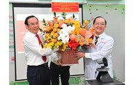 Đồng chí Nguyễn Văn Nên thăm, chúc mừng cán bộ lão thành ngành Y tế