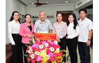 Lãnh đạo Thành ủy TP Hồ Chí Minh thăm, chúc mừng các nhà giáo và gia đình nhà giáo tiêu biểu