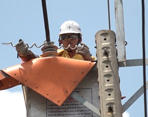 Công nhân ngành Điện TP nỗ lực đảm bảo nguồn điện an toàn, ổn định những ngày nắng nóng