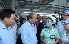 Thủ tướng Nguyễn Xuân Phúc thăm, tặng quà công nhân lao động tại Bắc Ninh