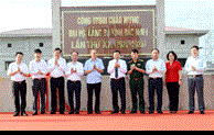 Gắn biển công trình chào mừng Đại hội Đảng bộ tỉnh lần thứ XX 