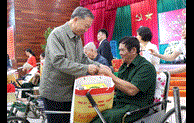 Bộ trưởng Công an tặng quà Tết Trung tâm điều dưỡng thương binh Thuận Thành 