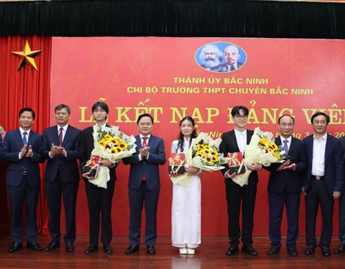 Kết nạp Đảng cho 3 học sinh ưu tú Trường THPT Chuyên Bắc Ninh 