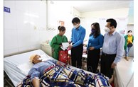 Kịp thời thăm hỏi nạn nhân vụ tai nạn lao động tại cụm công nghiệp Phú Lâm 