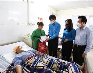 Kịp thời thăm hỏi nạn nhân vụ tai nạn lao động tại cụm công nghiệp Phú Lâm 