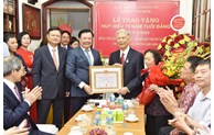 Bí thư Thành ủy Hà Nội Đinh Tiến Dũng trao Huy hiệu 75 năm tuổi Đảng cho hai đảng viên lão thành