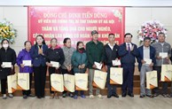Bí thư Thành ủy Hà Nội Đinh Tiến Dũng tặng quà Tết hộ nghèo và công nhân lao động tại tỉnh Ninh Bình