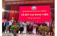 Thêm hai học sinh trường THPT chuyên Hà Nội - Amsterdam được kết nạp Đảng