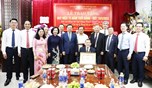 Các đồng chí lãnh đạo thành phố Hà Nội trao Huy hiệu Đảng cho các đảng viên lão thành