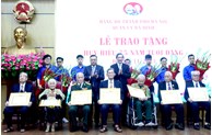 Ba Đình trao Huy hiệu 75 năm tuổi Đảng cho 18 đảng viên lão thành