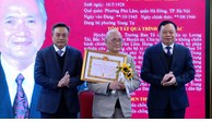 Chủ tịch TP trao Huy hiệu 80 tuổi Đảng cho lão thành cách mạng