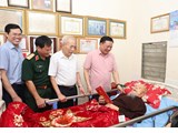 Bí thư Thành ủy Hà Nội thăm, tặng quà thân nhân liệt sĩ và chiến sĩ Điện Biên