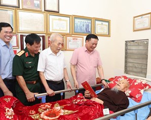 Bí thư Thành ủy Hà Nội thăm, tặng quà thân nhân liệt sĩ và chiến sĩ Điện Biên
