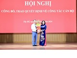Phó Bí thư Thường trực Thành ủy Hà Nội Nguyễn Thị Tuyến trao quyết định cán bộ tại quận Tây  Hồ