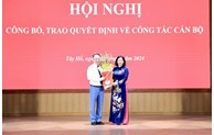 Phó Bí thư Thường trực Thành ủy Hà Nội Nguyễn Thị Tuyến trao quyết định cán bộ tại quận Tây  Hồ