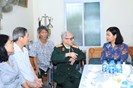 Lãnh đạo TP Hà Nội thăm, tặng quà thân nhân liệt sĩ, chiến sĩ Điện Biên